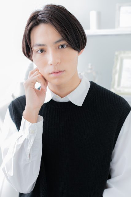 ナチュラルマッシュヘア―黒髪センターパート