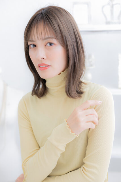 シースルーバングカーキベージュ小顔ミディ