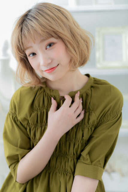 外国人風ハイトーンカラーゆるふわ小顔ボブ