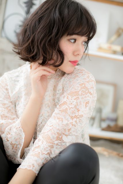カジュアル＆フェミニン&#8230;くせ毛風大人ボブ