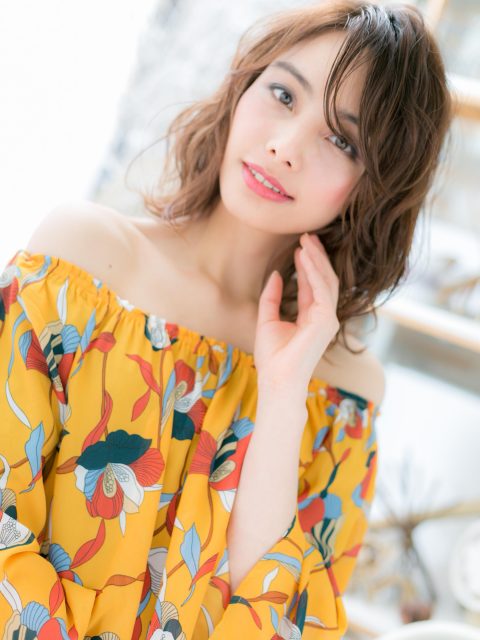 斜めバングのくせ毛風セミウェットミディ