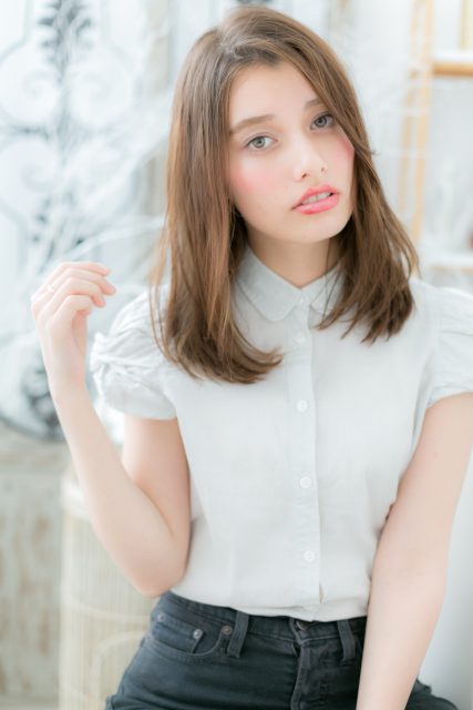 アシンメトリーな小顔抜け感セミディ