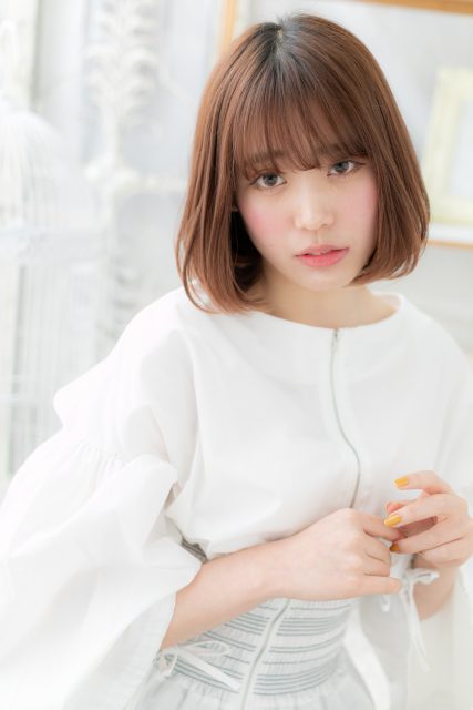 小顔前下がりワンカールボブストレート