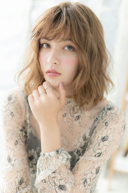 オリーブカラーくせ毛風前下がりふわミディ