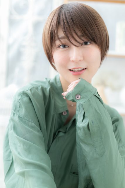 斜めバンググレージュカラー小顔ボブショート