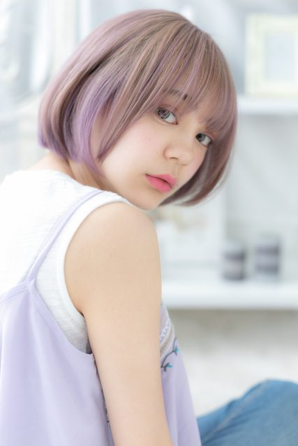 大人ガーリーラベンダーカラー前下がりボブ