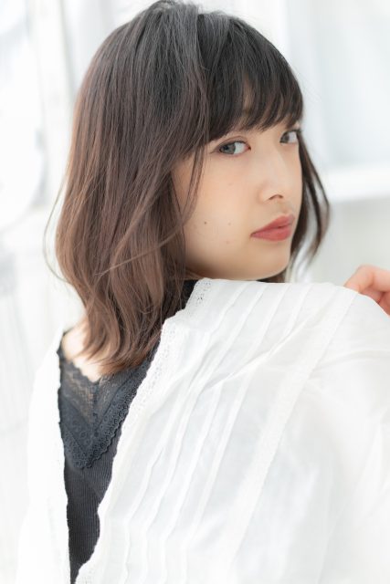 ダークグレージュ大人可愛いくせ毛風ロブヘア