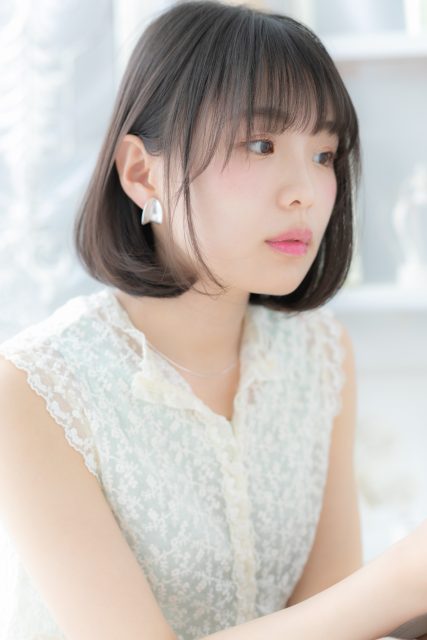 アッシュグレイツヤ髪耳かけ小顔前下がりボブ