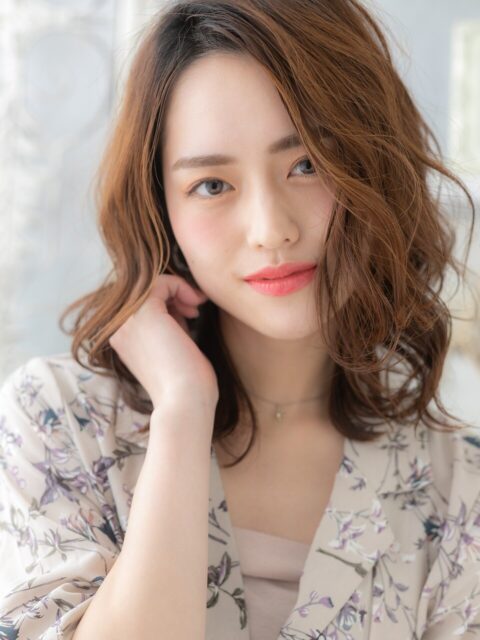 カーキベージュ小顔波巻きエアリーロング30代40代50代