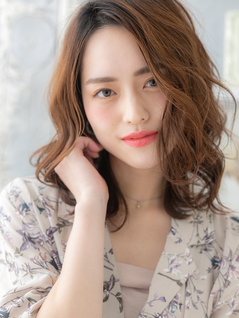 カーキベージュ小顔波巻きエアリーロング30代40代50代