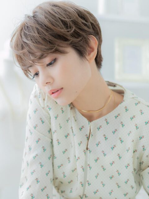 大人可愛いアースカラー小顔ショート20代30代