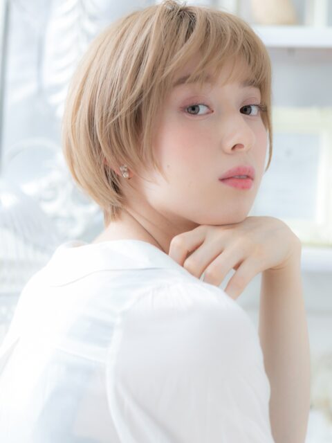大人可愛いハイトーン小顔ショート20代30代