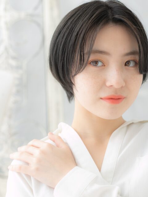 大人可愛いアッシュブラック丸みショート20代30代