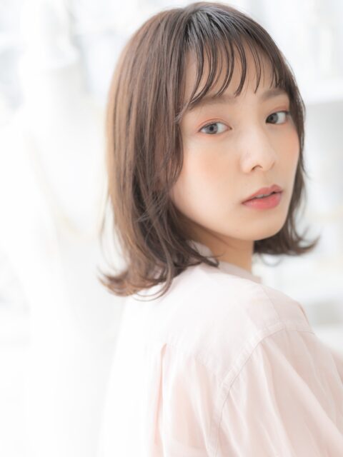 大人可愛いオン眉外ハネミディアム20代30代