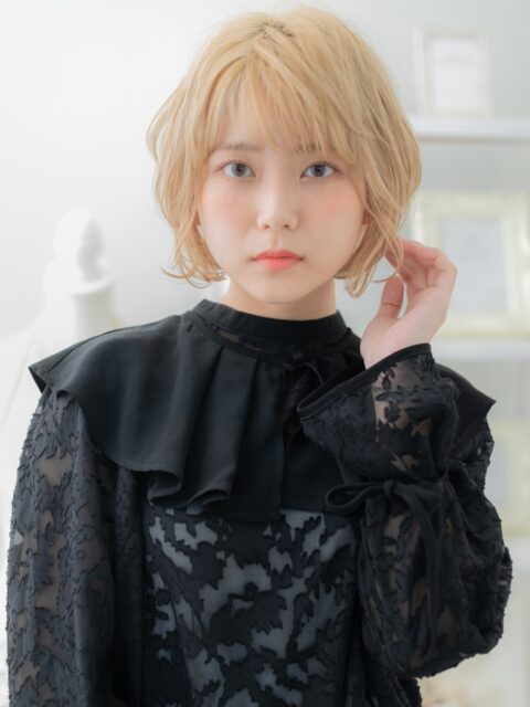 大人可愛いハイトーンホワイトベージュボブ20代30代