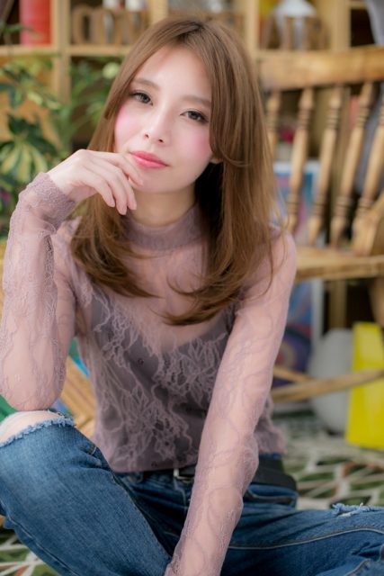 センターパートで大人ビューティ