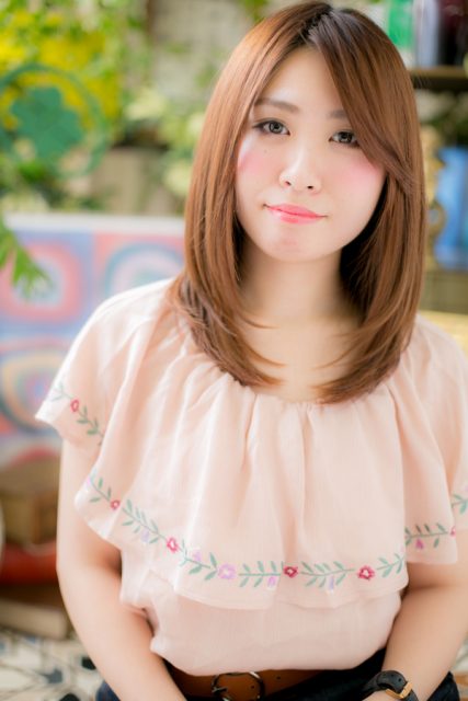 斜めバングのセミディストレート