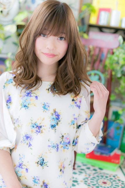 しっかりウェーブｘ斜めバングの華やかスタイル