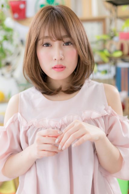 シルキーベージュカラーの小顔ウルフミディアム