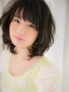 黒髪の束感を愉しむ、揺れ感ミディー