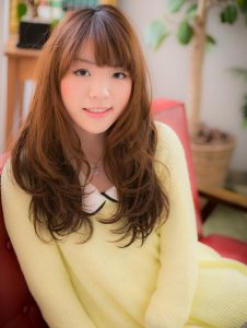 艶感ブラウンで叶える、リラックスゆるカール