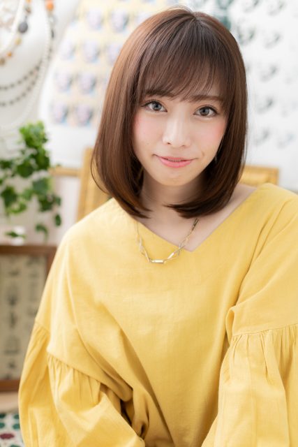 斜めバングが大人かわいい小顔前下がりボブ