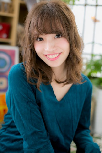 モテ要素たっぷり♪くせ毛風抜け感セミディ