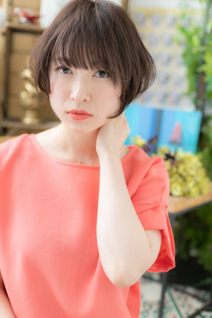 ダークアッシュ斜めバングくせ毛風大人ボブ