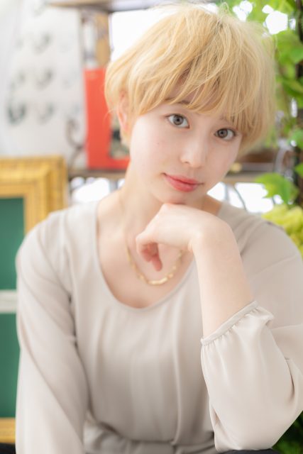 ハイトーンカラー外国人風小顔マッシュヘア