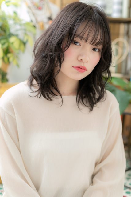 黒髪ダークアッシュくせ毛風鎖骨ミディアム