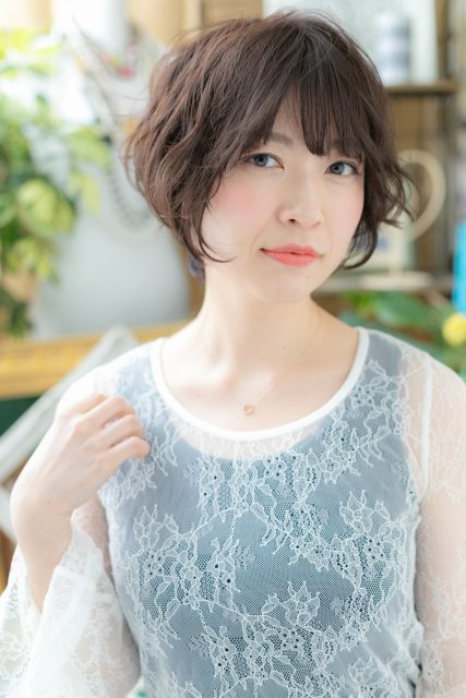 黒髪も◎バレイヤージュくせ毛風前下がりボブ