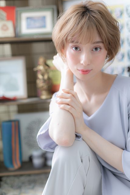 外国人風ハイライト前下がり小顔金髪マッシュ