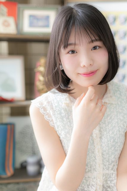 アッシュグレイツヤ髪耳かけ小顔前下がりボブ