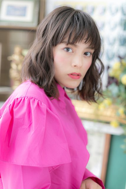 黒髪オン眉エアリーミディ小顔ウェットヘア