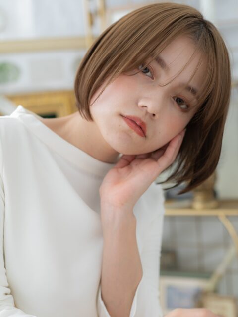 カーキベージュ前下がりストレート小顔ボブ20代30代