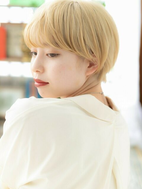 大人可愛いハイトーン小顔ショート20代30代