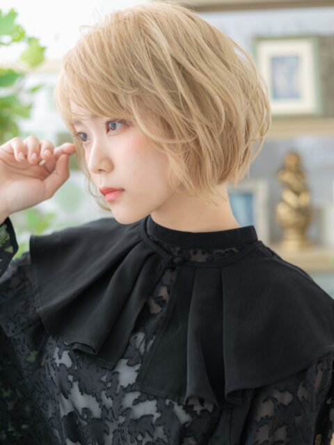 大人可愛いハイトーン前下がりボブ20代30代