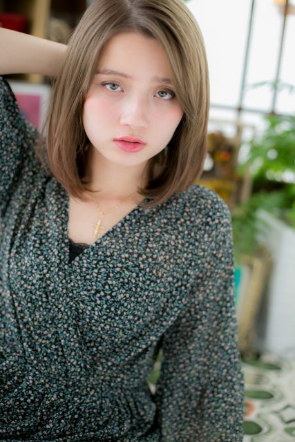 透明感ミディで大人かわいいレディ