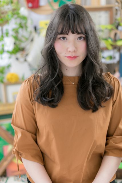 黒髪×くせ毛風ふんわりモテロング