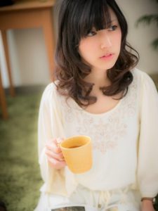 黒髪＋毛先ブラウンで重すぎない★愛されカール