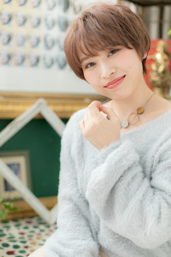 大人かわいい斜めバングナチュラルショート