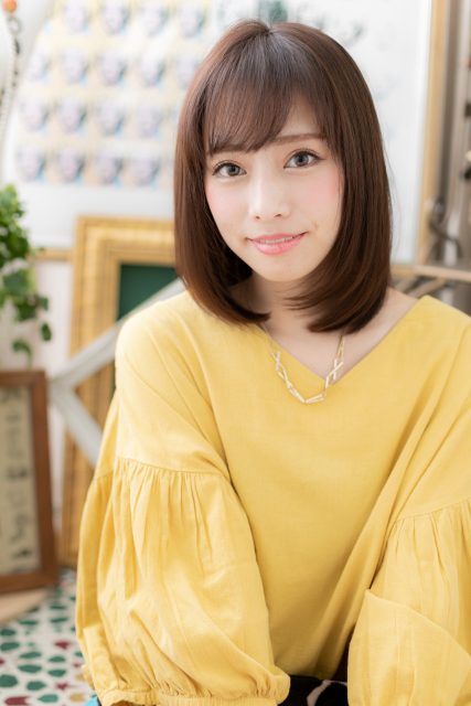 斜めバングが大人かわいい小顔前下がりボブ
