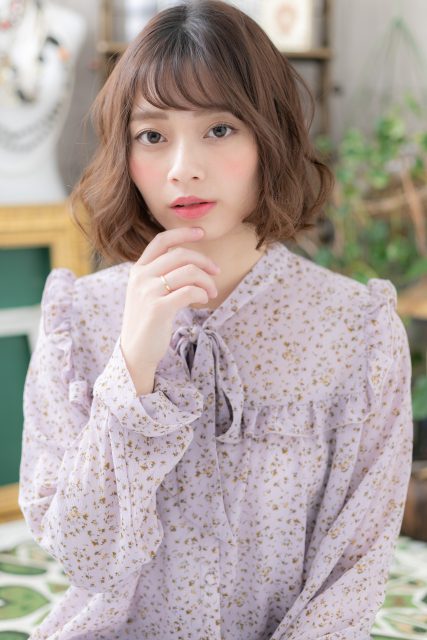 ラベージュ斜めバングくせ毛風小顔ふわミディ