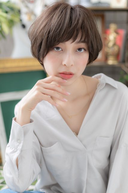 小顔レイヤーカットの黒髪大人ボブショート