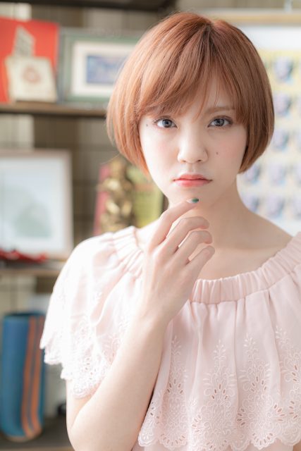 ピンクカラーが大人かわいい前下がりミニボブ