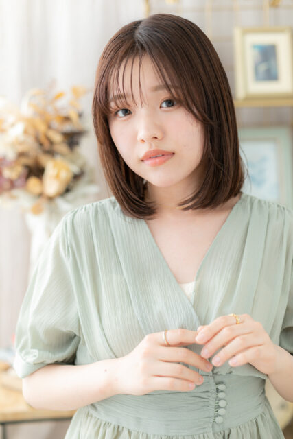 流し前髪アッシュオリーブ内巻きワンカール