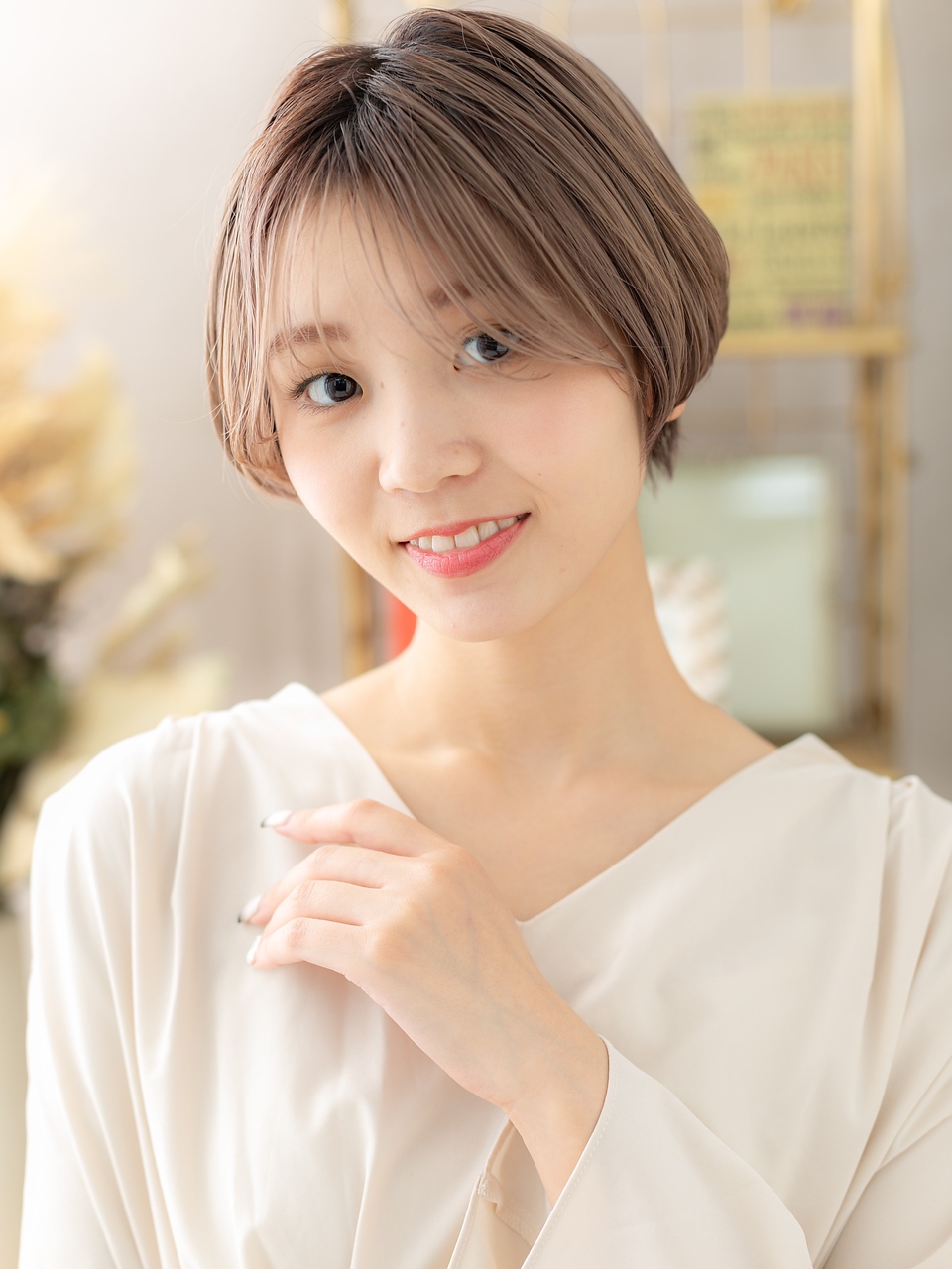 大人可愛いグレーベージュ小顔ショート20代30代