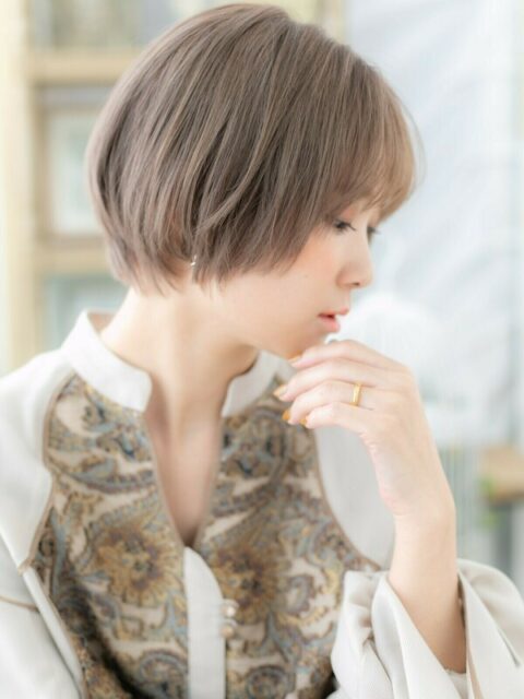 大人可愛いグレージュ小顔ショート20代30代