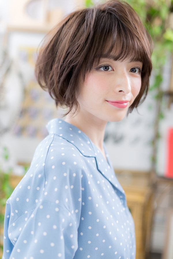 大人フェミニン&#8230;前下がりくせ毛風ショート