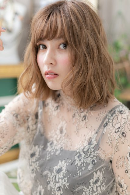 フリンジウェーブくせ毛風前下がりミディ